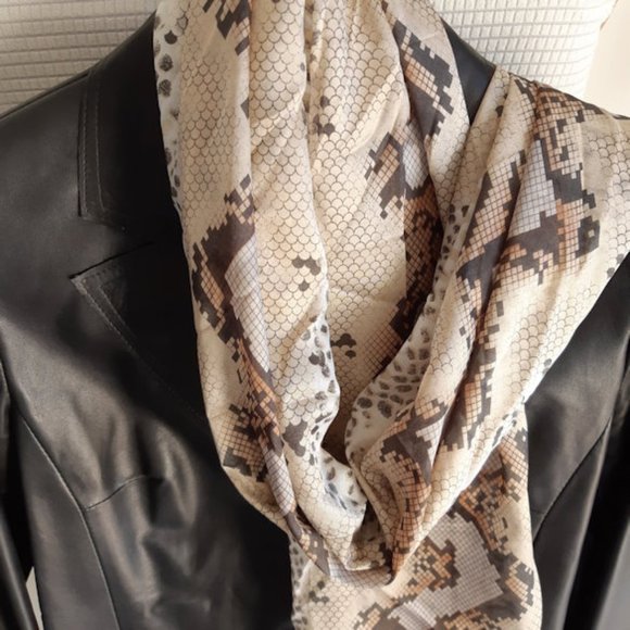 MELANIE LYNE Animal Print Scarf - Picture 1 of 8